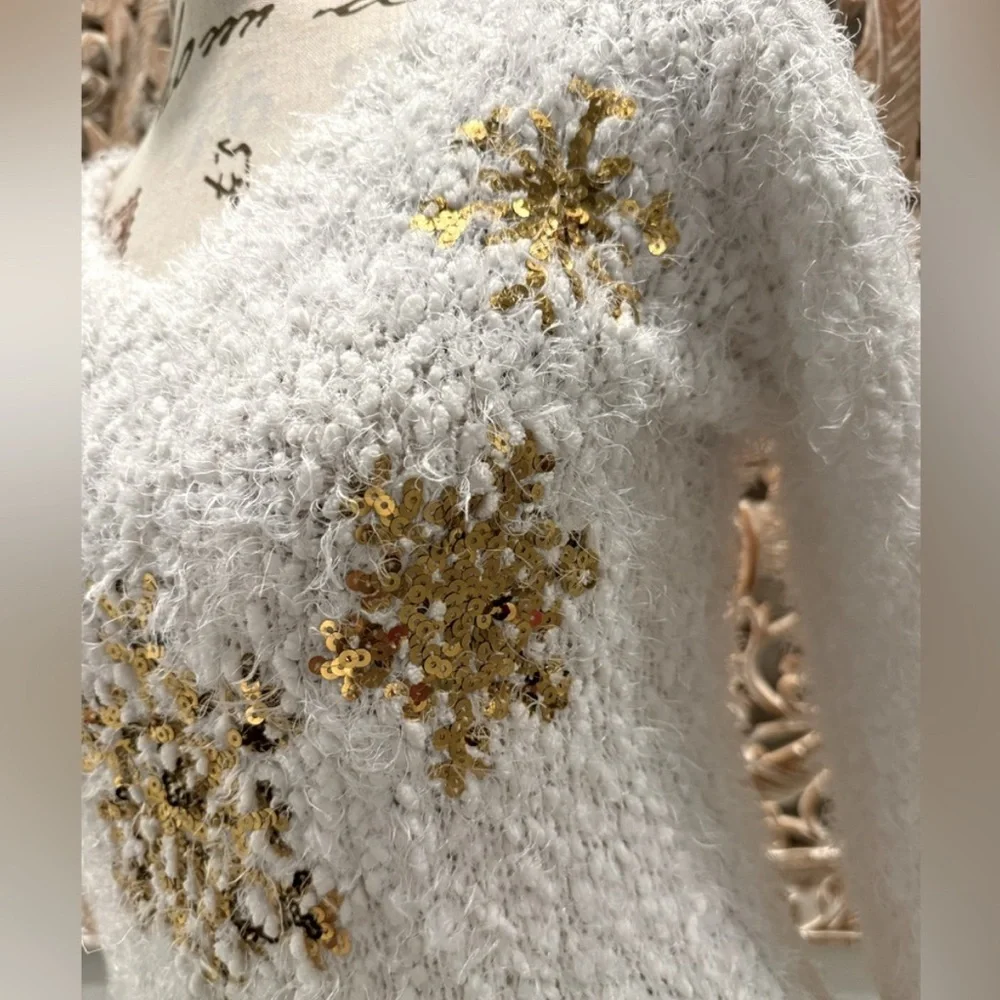 Holiday Time White w/ Gold Stars Long Sleeve Sweater- size M - Picture 7 of 8